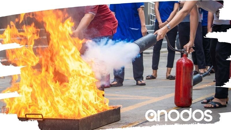 Formation sécurité incendie en entreprise — manipulation d'un extincteur sur feu réel encadrée par un formateur sapeur-pompier, Hauts-de-France